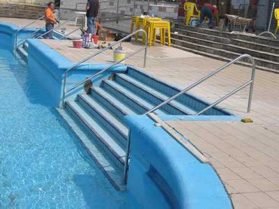 Bordi antiscivolo in gomma montati in fase di costruzione sui gradini di una piscina a Milano