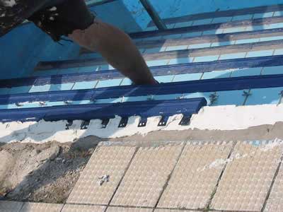 Montaggio del bordo antiscivolo sui gradini di una piscina