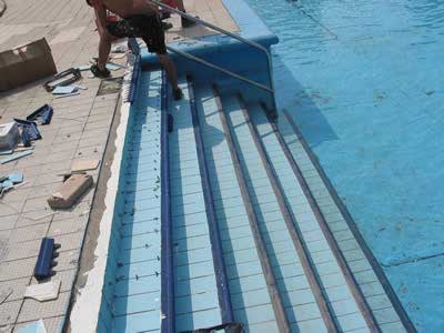 Profili antiscivolo e antitrauma per gradini in piscina