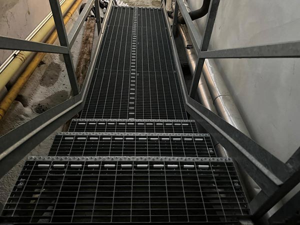 Clips di sicurezza per scale antincendio, bianche per una migliore visibilita anche per ipovedenti