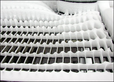 Neve e ghiaccio possono rendere molto scivoloso un grigliato