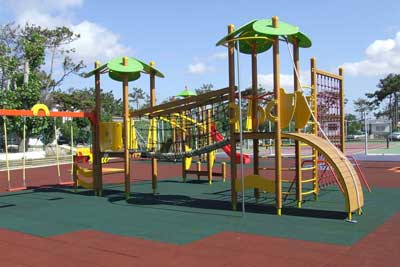 Pavimento in gomma antitrauma da esterni montato in un parco giochi