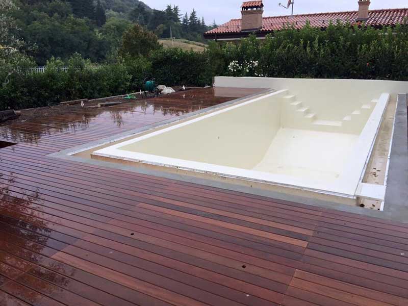 Pavimento in legno da esterno per giardino e piscina