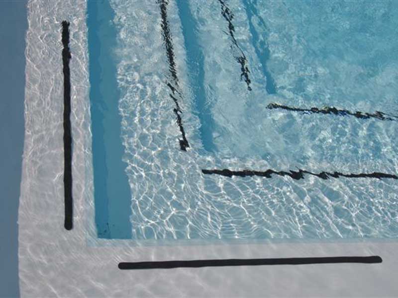 Particolare delle strisce antiscivolo in gres montate in una piscina